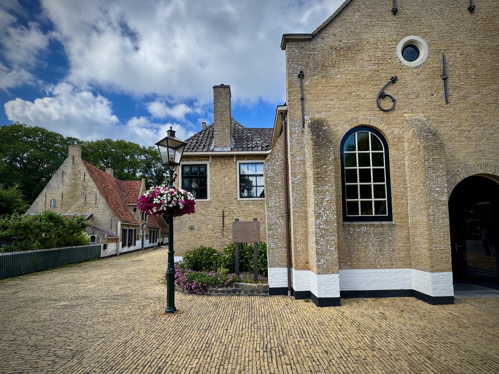 Vor der alten Kirche