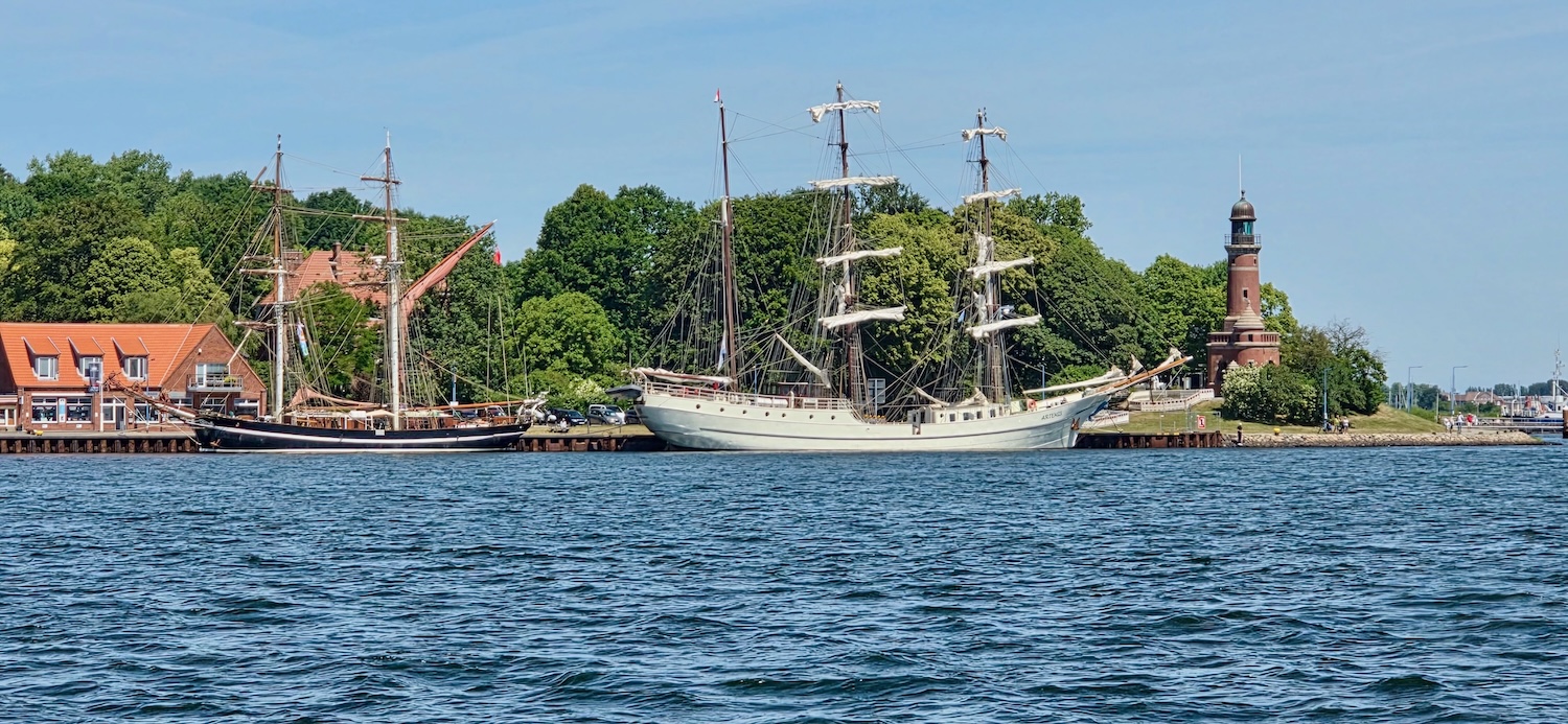 Kiel Holtenau Alte Traditionsschiffe und Leuchtturm