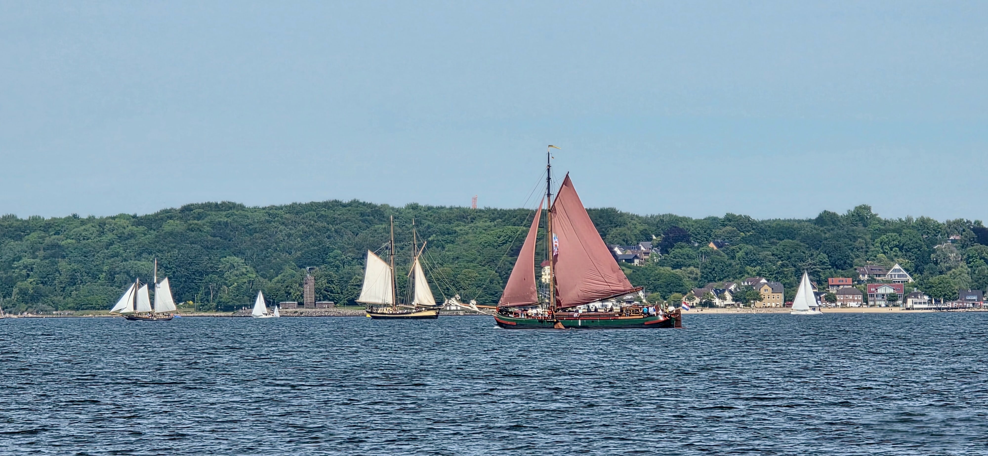 Schmucke alte Segelschiffe vor Kiel