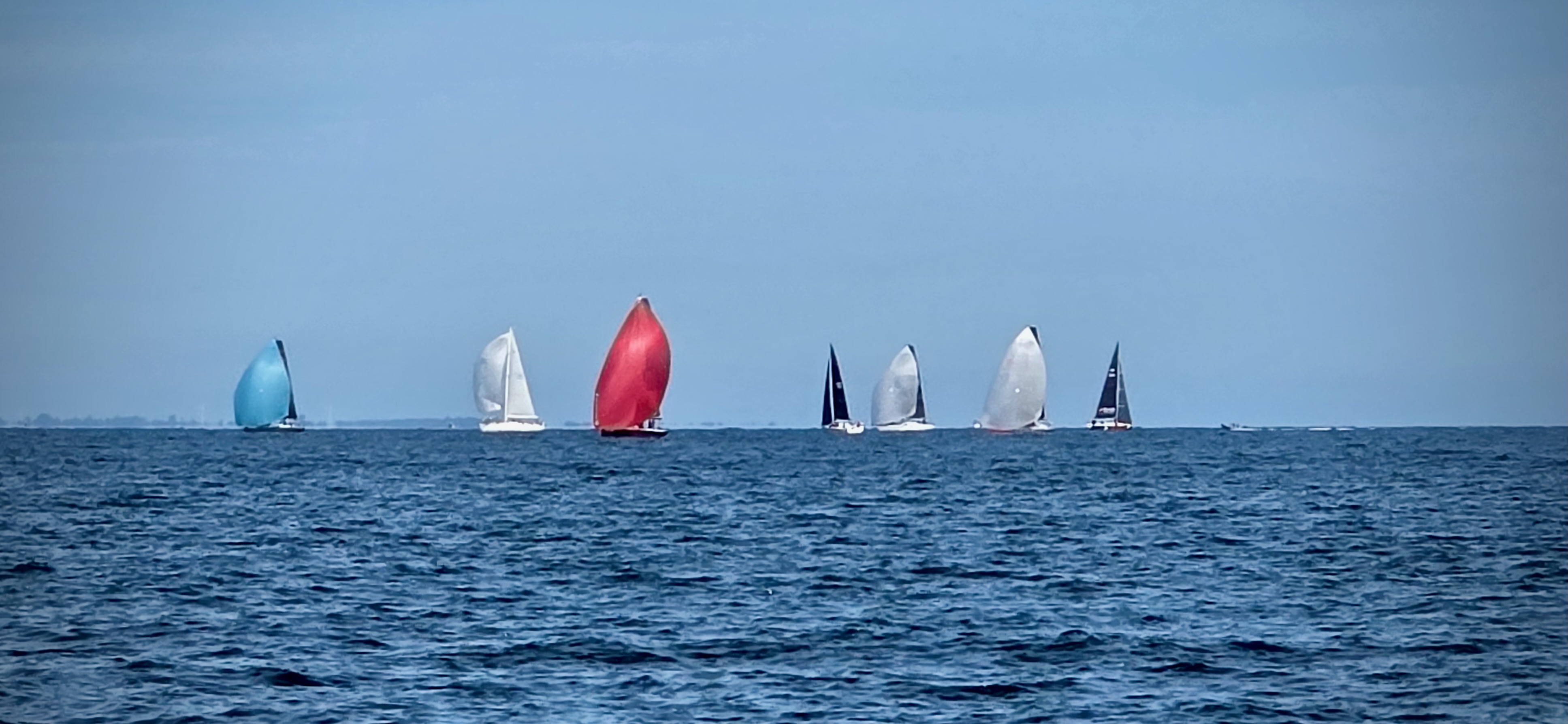Gerade läuft eine Regatta