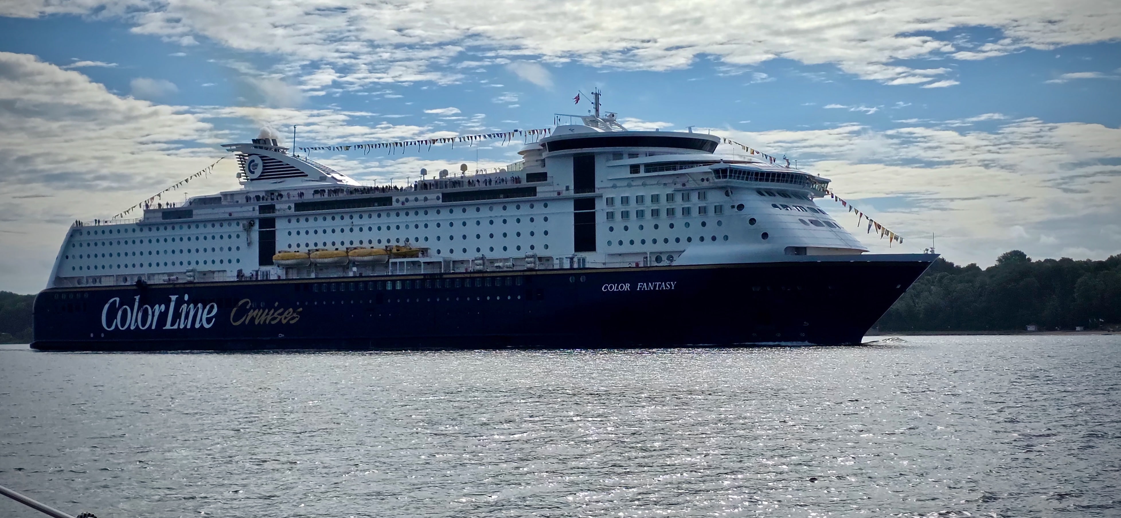 Kreuzfahrtschiff in der Kieler Förde