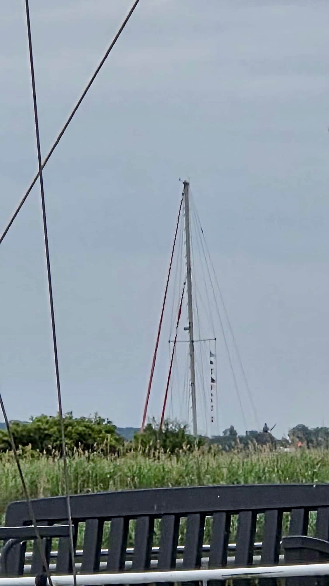 Zuerst sieht man unseren Mast