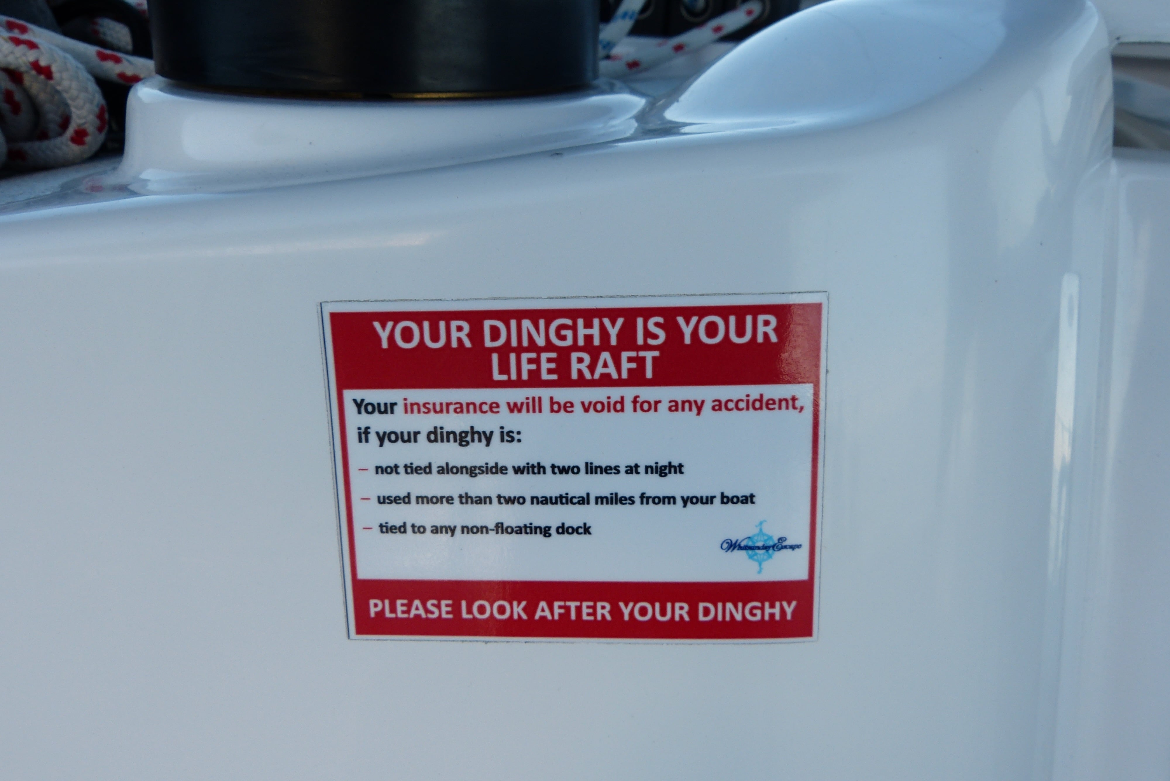 Warnschild auf dem Boot