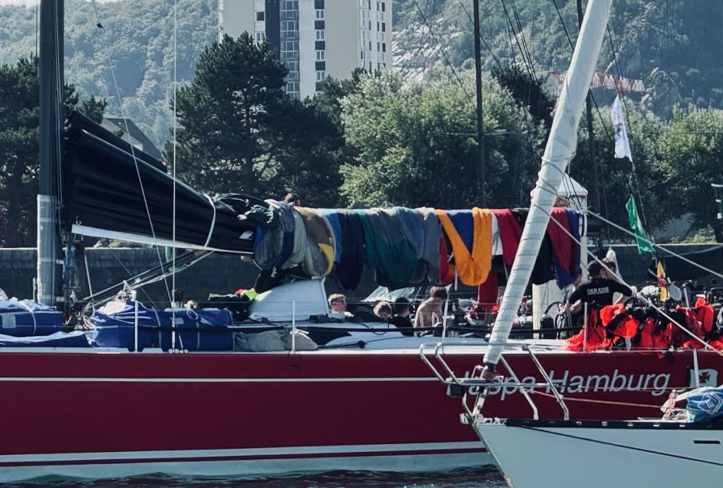 Angekommene Rennboote