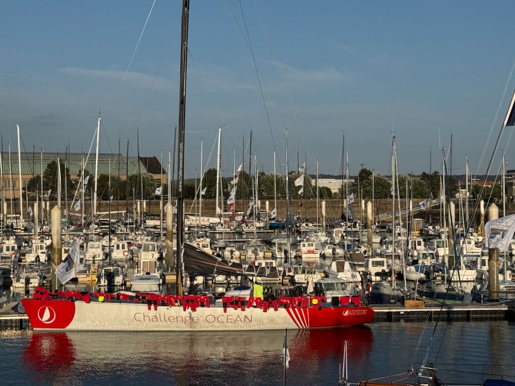 Renndorf mit Teilnehmern des FASTNET RACE